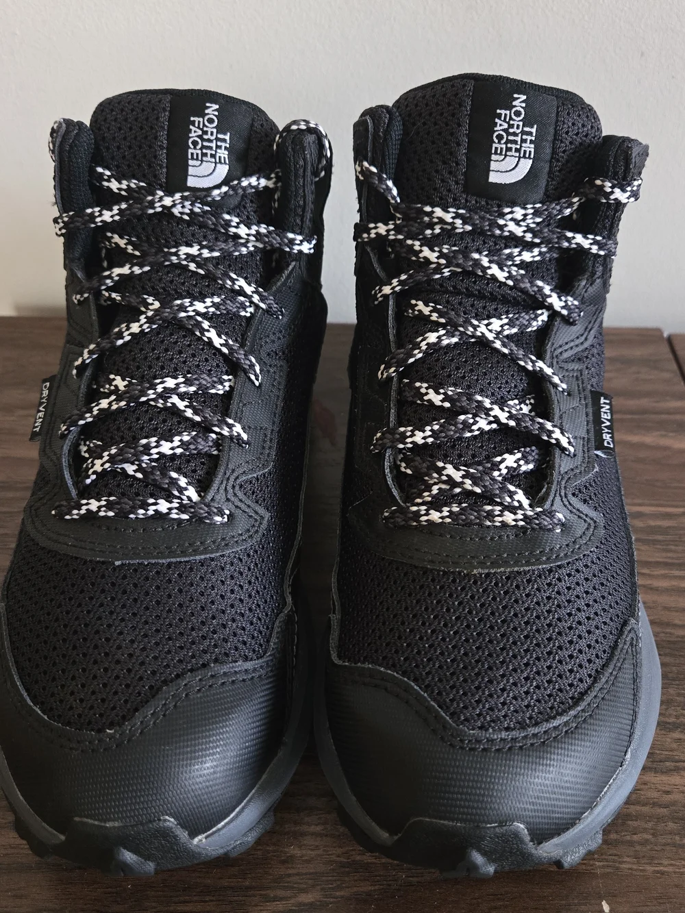 The North Face Youth Fastpack Hiker Mid Waterproof Boots Youth Size 4 Black